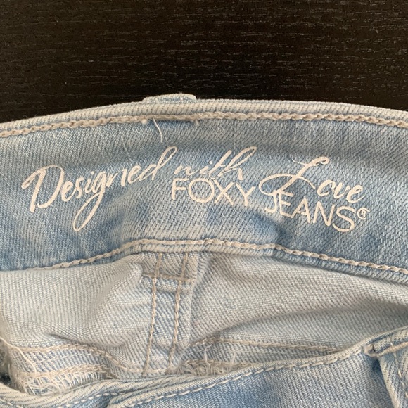 NWOT FOXY JEANS LIGHT WASH MID-RISE JEAN SHORTS - Picture 4 of 5